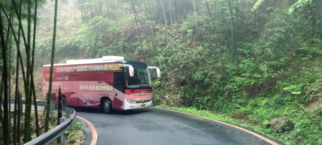 艾克瑞体检车穿梭于竹林间